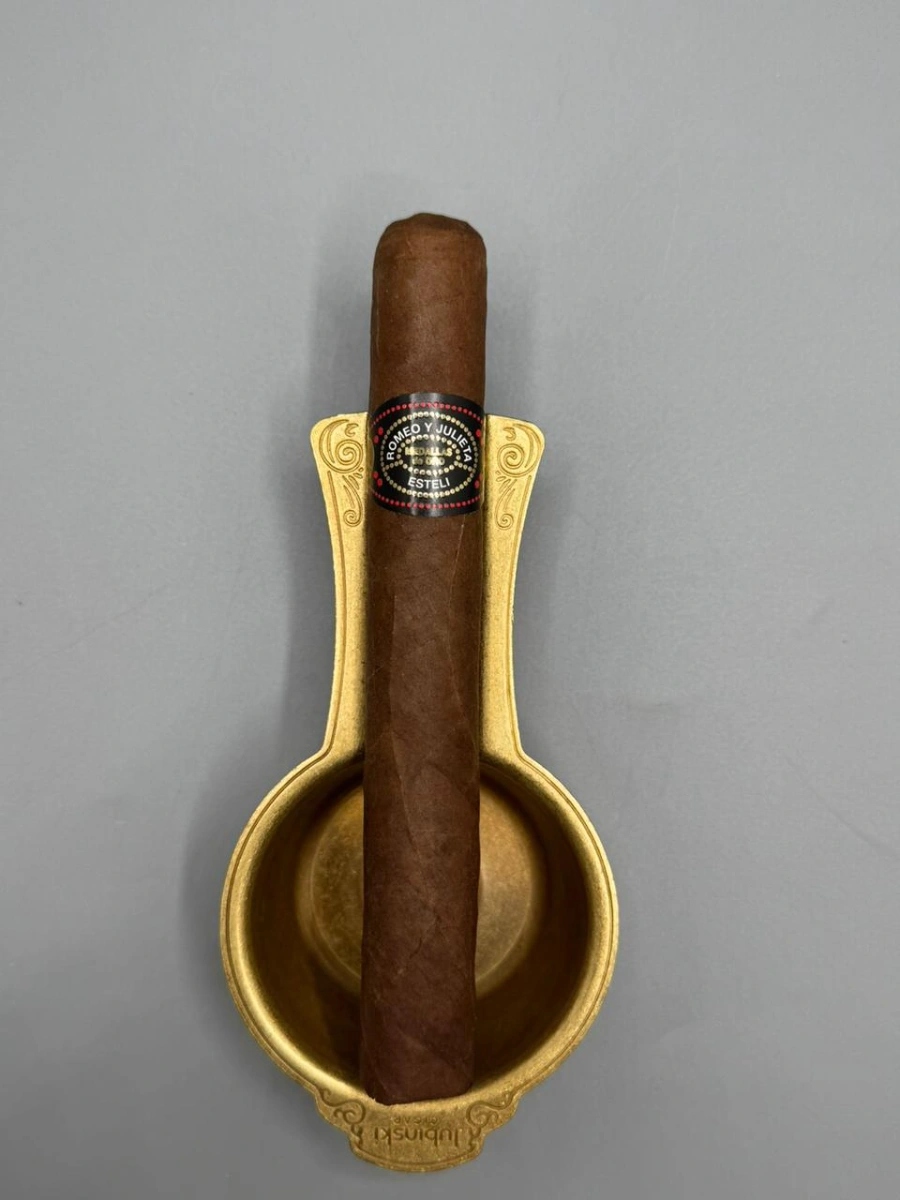 Esteli روميو وجولييت